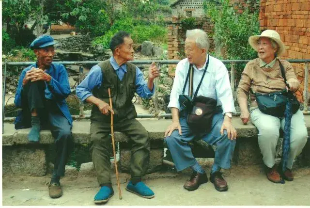 陆元鼎先生与同仁在乡土建筑田野调查现场