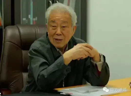陆元鼎先生在办公室谈话