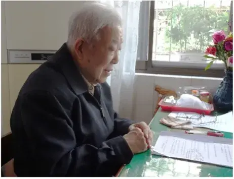 陆元鼎先生伏案书写